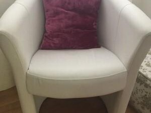 white-bedroom-chair