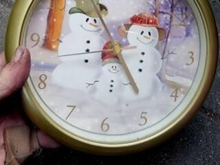 8frosty-and-mrs-snowman-hanging-wall-clock-plays-christmas-music