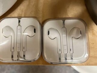 apple-airpods-earphones-earbuds