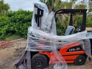 2023-solar-electric-fork-lift-6600lb-with-side-shift-positioner