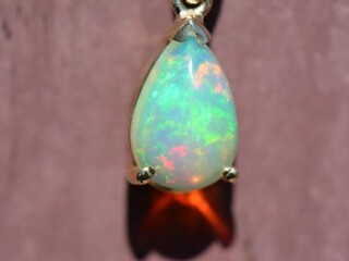 ethiopian-opal-pendant-14k-gold-full-play-of-color-free-chain