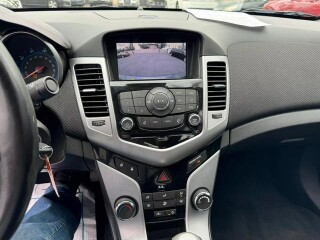 2013-chevrolet-cruze-lt-sedan-4d