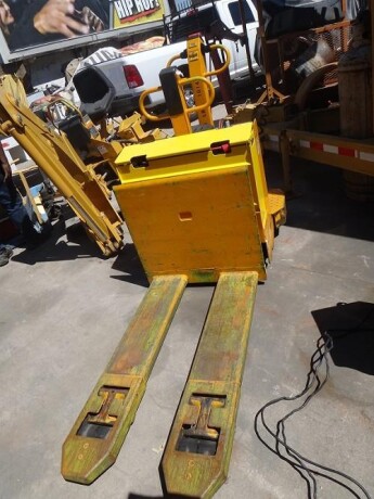clark-hwp60e-pallet-jack-forklift-6000-lbs-cap-big-9