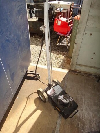 air-actuated-hydraulic-trolley-jack-big-4