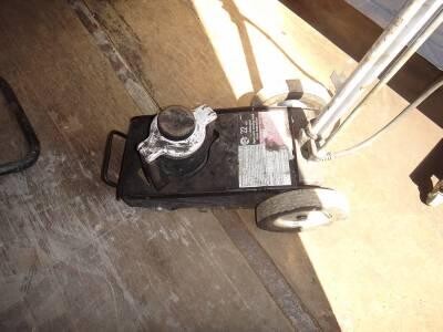 air-actuated-hydraulic-trolley-jack-big-2