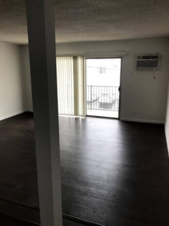 gorgeous-split-level-two-bedroom-big-6