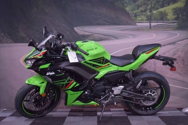 2023-kawasaki-ninja-650-krt-edition-parallel-twin-649-big-2