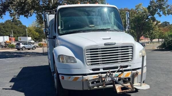 2007-freightliner-serviceutility-work-truck-john-deere-cng-big-8