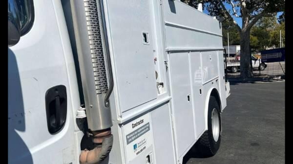2007-freightliner-serviceutility-work-truck-john-deere-cng-big-5