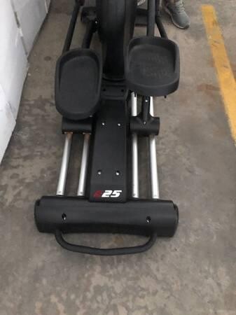 sole-elliptical-exercise-machine-big-4