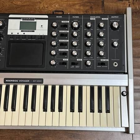 88-of-100-moog-minimoog-voyager-aluminum-edition-big-10