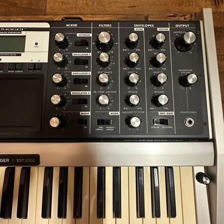 88-of-100-moog-minimoog-voyager-aluminum-edition-big-9