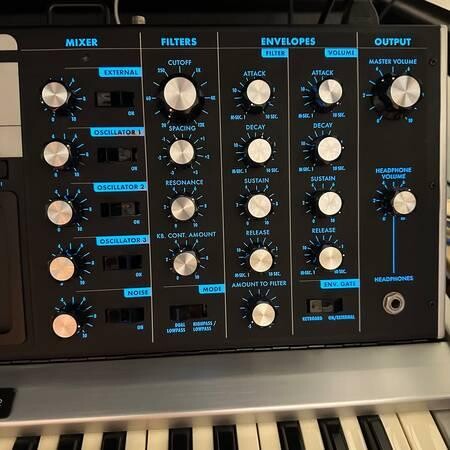 88-of-100-moog-minimoog-voyager-aluminum-edition-big-3