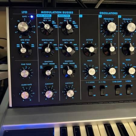88-of-100-moog-minimoog-voyager-aluminum-edition-big-2