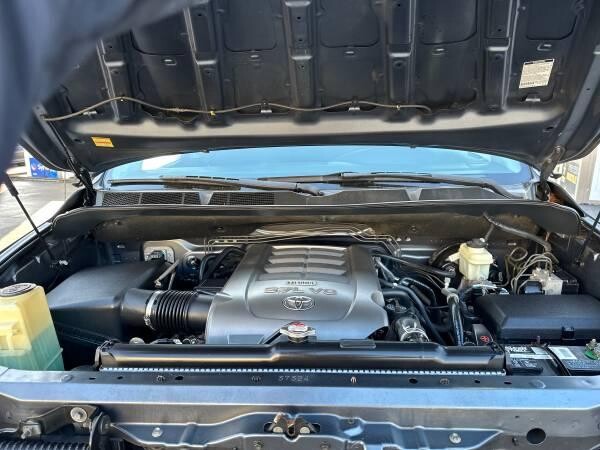 toyota-tundra-low-milege-big-11