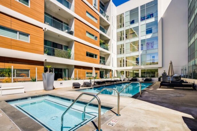 hollywood-celebrity-penthouse-for-sale-big-2