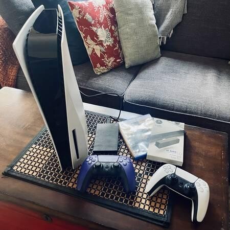 playstation-5-console-2-controllers-external-hard-drive-big-1
