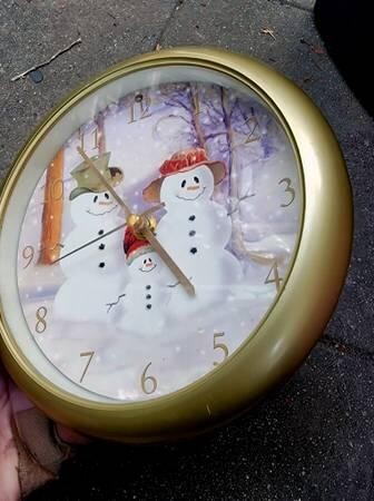 8frosty-and-mrs-snowman-hanging-wall-clock-plays-christmas-music-big-7
