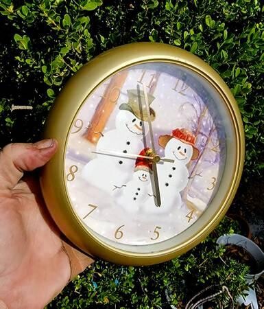 8frosty-and-mrs-snowman-hanging-wall-clock-plays-christmas-music-big-6
