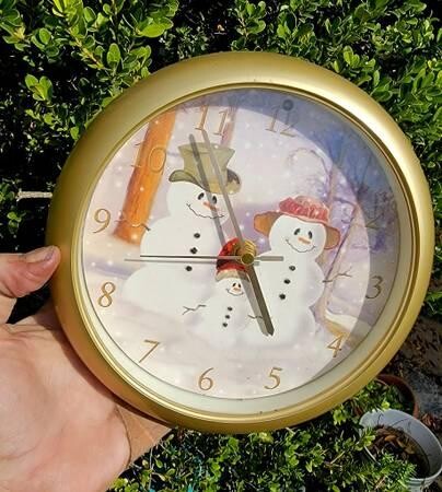 8frosty-and-mrs-snowman-hanging-wall-clock-plays-christmas-music-big-4