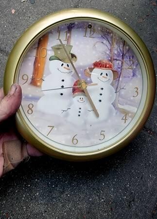 8frosty-and-mrs-snowman-hanging-wall-clock-plays-christmas-music-big-0