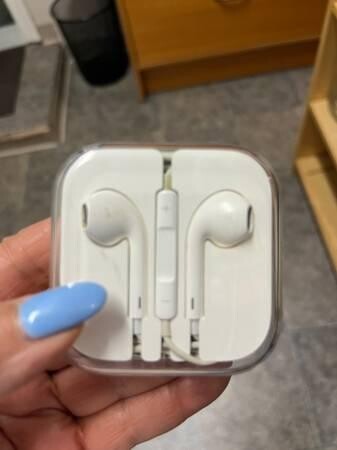 apple-airpods-earphones-earbuds-big-3