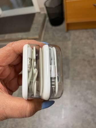 apple-airpods-earphones-earbuds-big-2