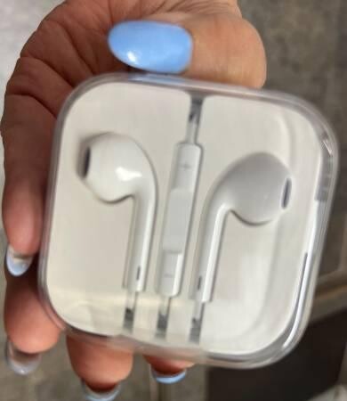 apple-airpods-earphones-earbuds-big-1