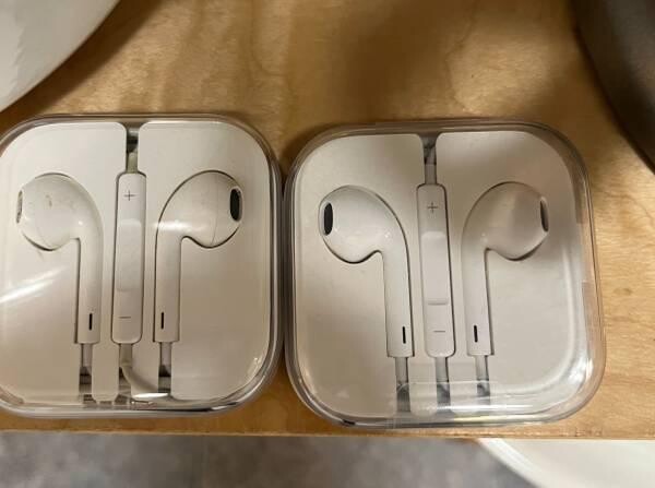apple-airpods-earphones-earbuds-big-0