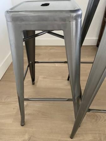 tall-table-and-stools-big-2