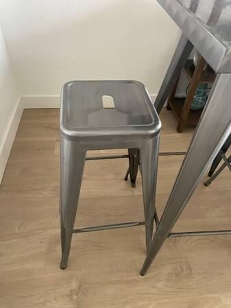 tall-table-and-stools-big-0