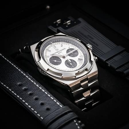 vacheron-constantin-overseas-chronograph-panda-550v110a-b686-big-8