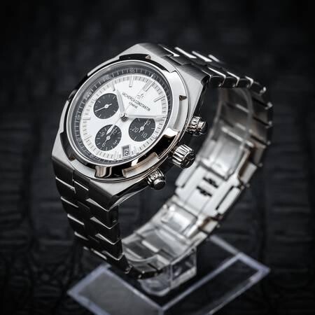 vacheron-constantin-overseas-chronograph-panda-550v110a-b686-big-0