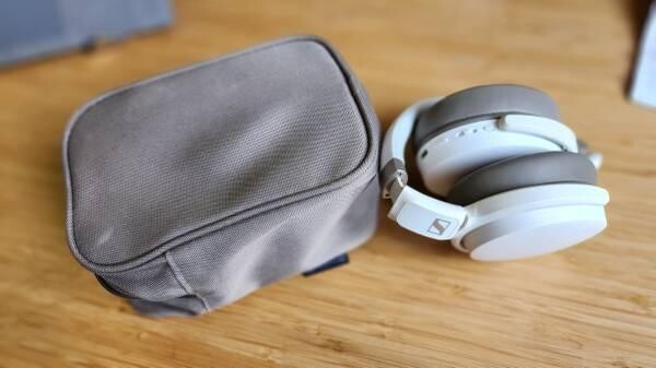 white-sennheiser-hd-450bt-bluetooth-headphones-big-1