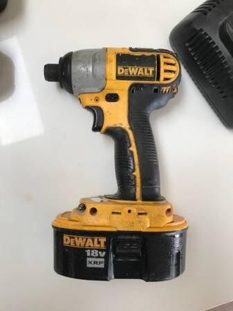 dewalt-dc825-14-inch-cordless-impact-driver-with-3-batteries-big-2