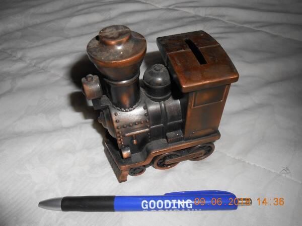 small-locomotive-its-a-bank-big-3