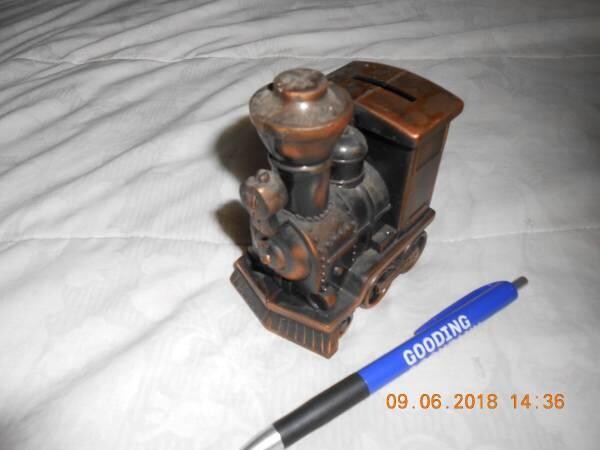 small-locomotive-its-a-bank-big-2