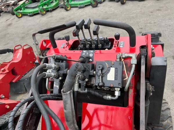 toro-dingo-mini-skid-steer-loader-big-5