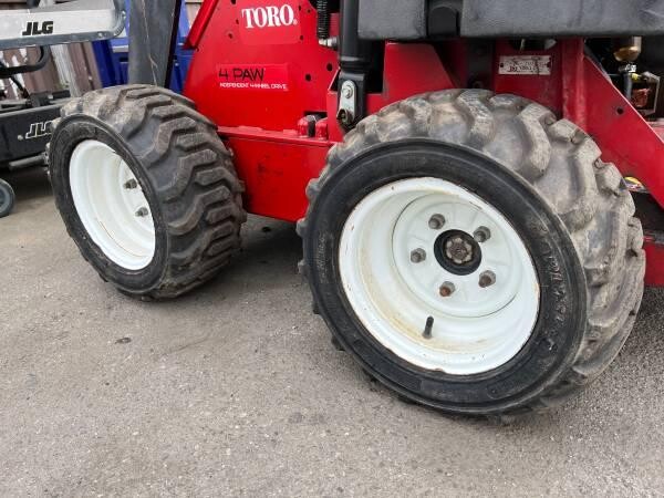 toro-dingo-mini-skid-steer-loader-big-2