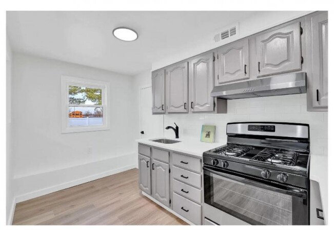 4-bedroom-2-full-bath-turnkey-bi-level-big-1