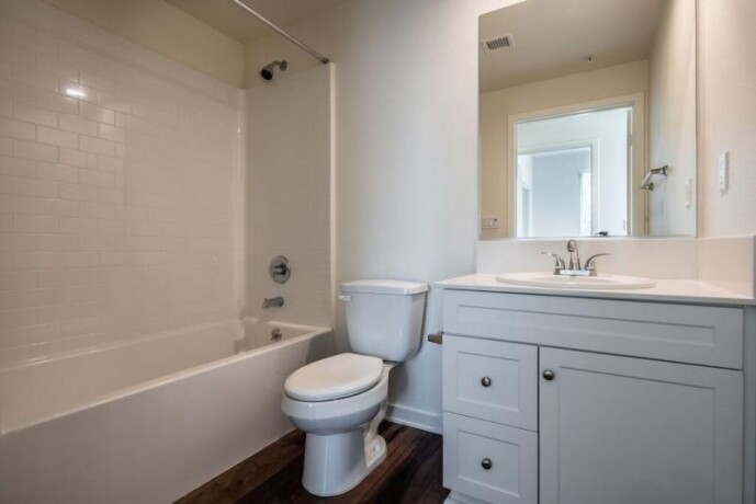 2695-2895-large-3-bedroom-3-bathroom-apt-in-lincoln-park-big-1