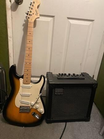 squier-strat-roland-cube-cosm-amp-big-10