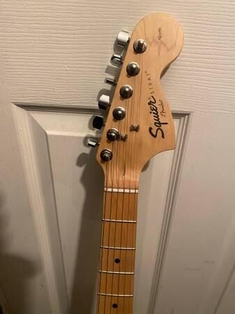 squier-strat-roland-cube-cosm-amp-big-7
