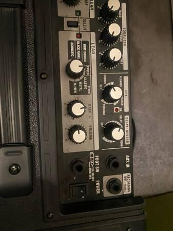 squier-strat-roland-cube-cosm-amp-big-1