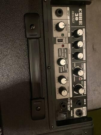 squier-strat-roland-cube-cosm-amp-big-0