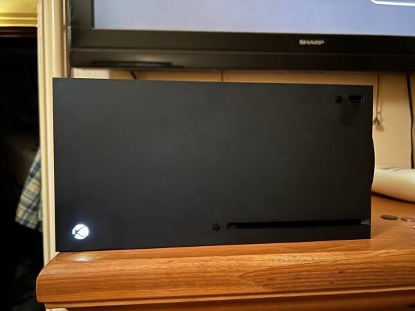 xbox-one-x-6-months-old-like-new-big-2