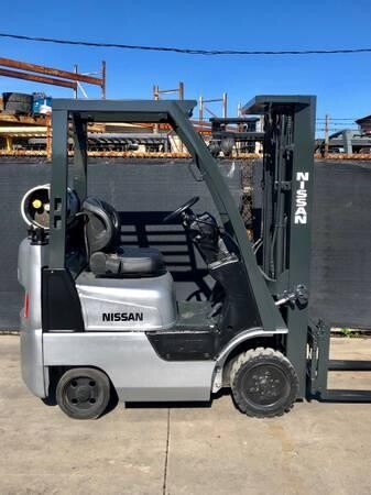 2006-nissan-forklift-3000lb-cap-big-3