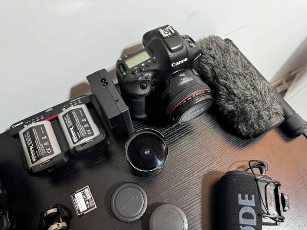 canon-photovideo-kit-with-lenses-and-microphones-big-6