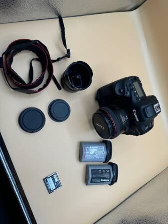 canon-photovideo-kit-with-lenses-and-microphones-big-2