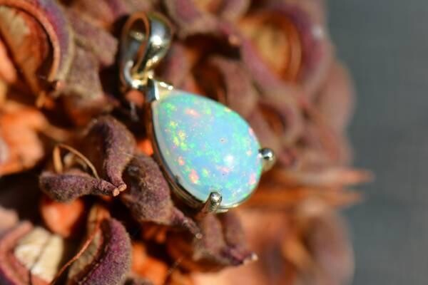 ethiopian-opal-pendant-14k-gold-full-play-of-color-free-chain-big-5